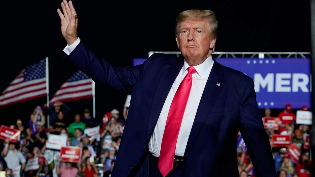 El expresidente Donald Trump llega a un mitin el 5 de agosto de 2022, en Waukesha, Wisconsin
