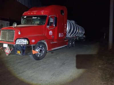 Una pipa llena de combustible robado es abandonada en una carretera de Jalisco