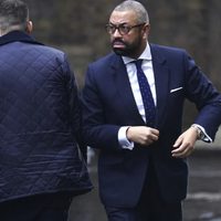 Critican a ministro británico por bromear sobre drogar a su esposa