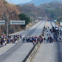 Bloquean autopista del Sol para exigir retiro de autodefensas; afectan a cientos de turistas