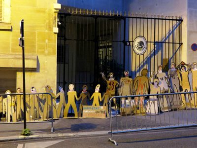Reclamo de justicia por los 43 llega a París (Video)