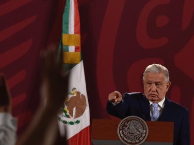 Reportera es hostigada por reclamar a AMLO en la mañanera
