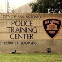 Niña es herida por una bala mientras jugaba en el patio de unos departamentos en Texas