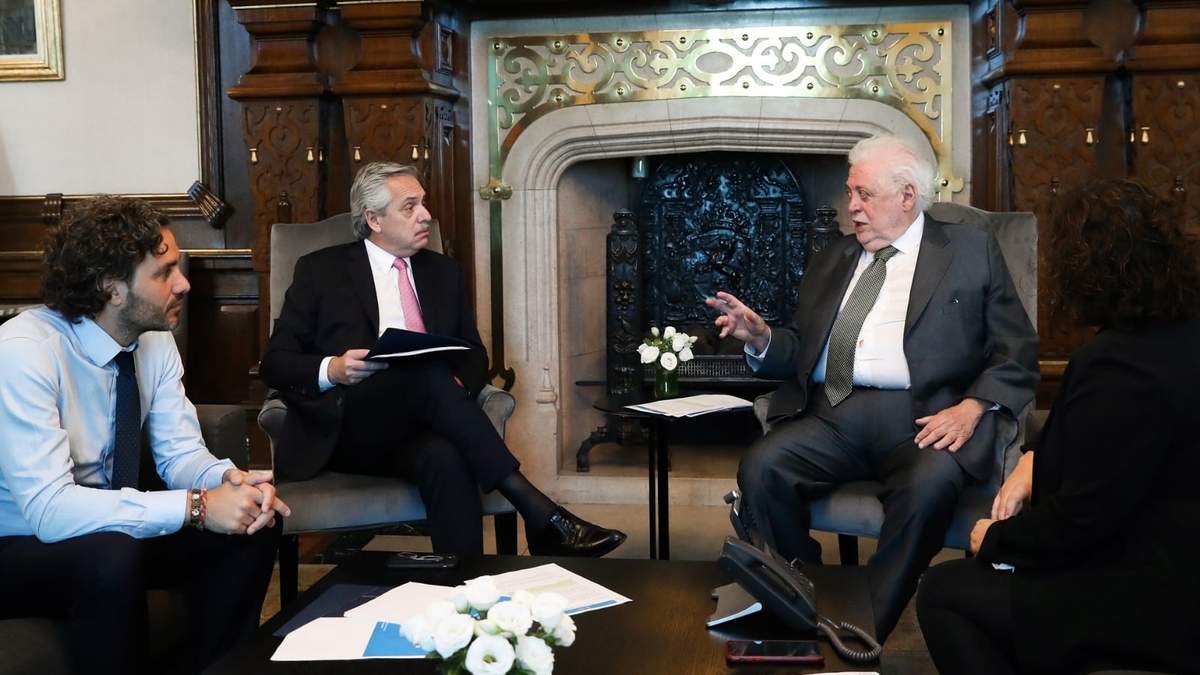 El jefe de Gabinete, Santiago Cafiero, el presidente Alberto Fernández y Ginés González García, Ministro de Salud. Fuente: (Twitter)