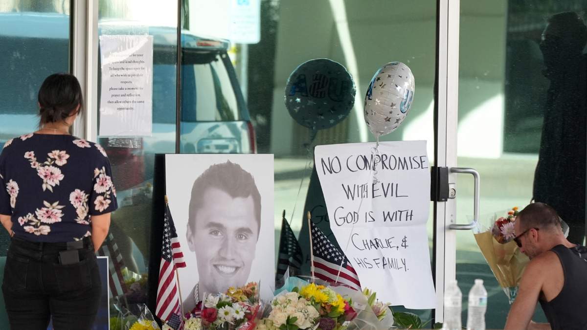 Monumento improvisado en la sede nacional de Turning Point USA después de la muerte a tiros de Charlie Kirk, su cofundador y director ejecutivo, en Phoenix, Arizona