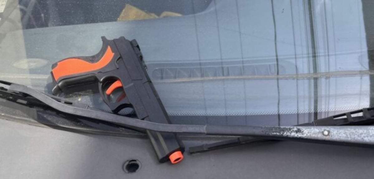 Una pistola de juguete fue dejada en su auto