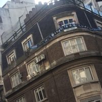 Marcha anticuarentena: un vecino de Cristina Kirchner le colgó una bandera en su casa