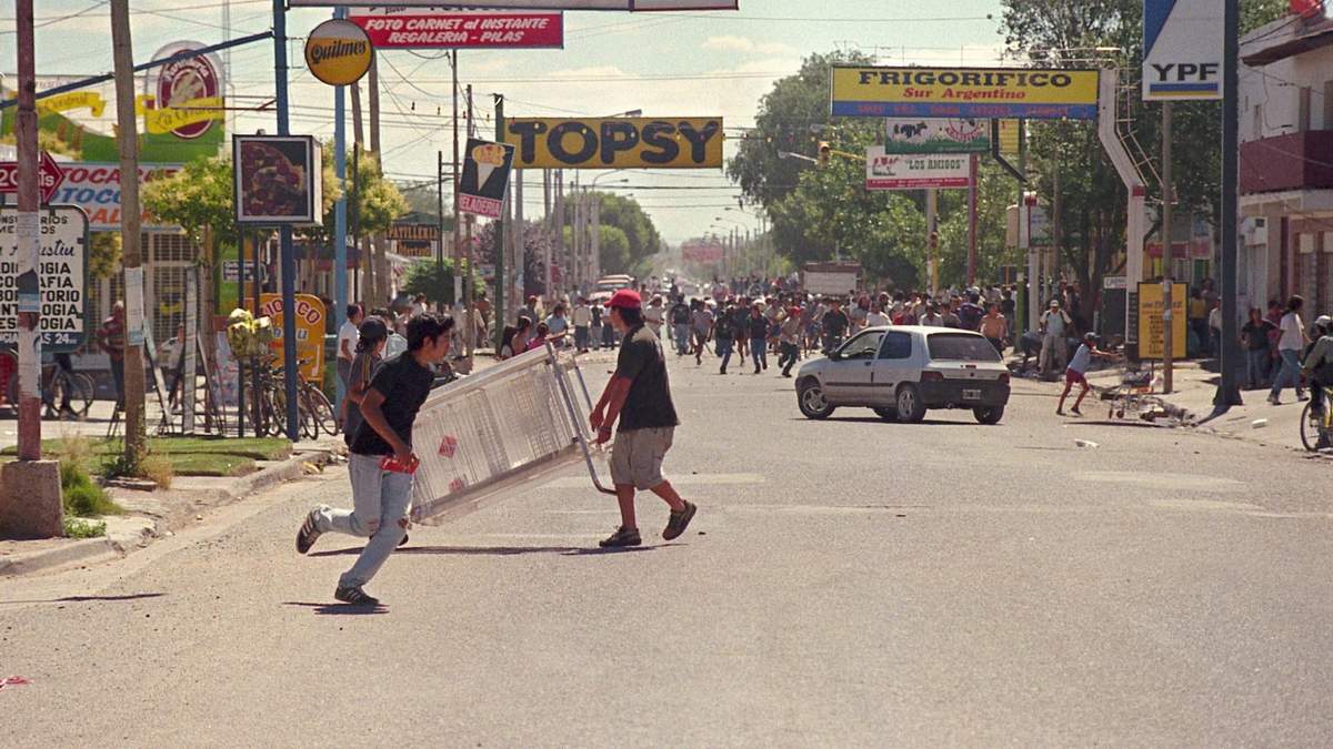 Los supermercados también fueron saqueados en el Oeste de Neuquén. Fuente: (Fabián Ceballos)