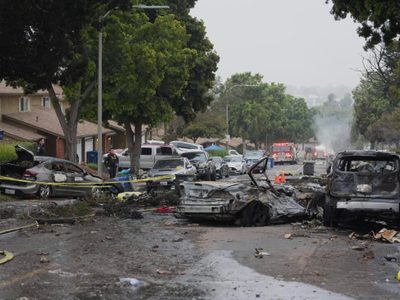 Avioneta se desploma en San Diego, California; hay 2 muertos, 8 heridos y 100 evacuados