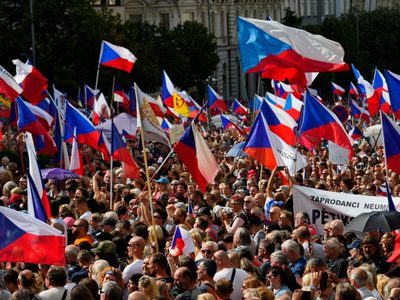 Miles de personas protestan en Praga contra las políticas antirrusas