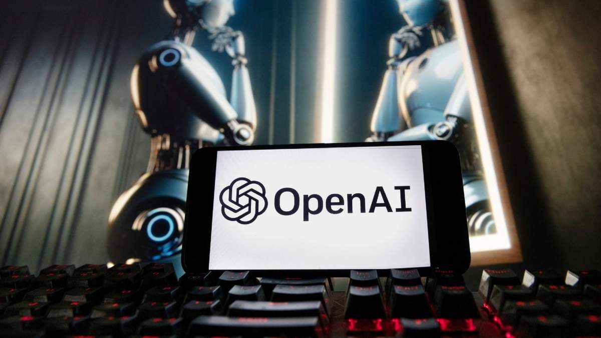 El logo de OpenAI en la pantalla de un teléfono con una imagen generada por el modelo Dall-E de texto a imagen de ChatGPT en la pantalla de una computadora