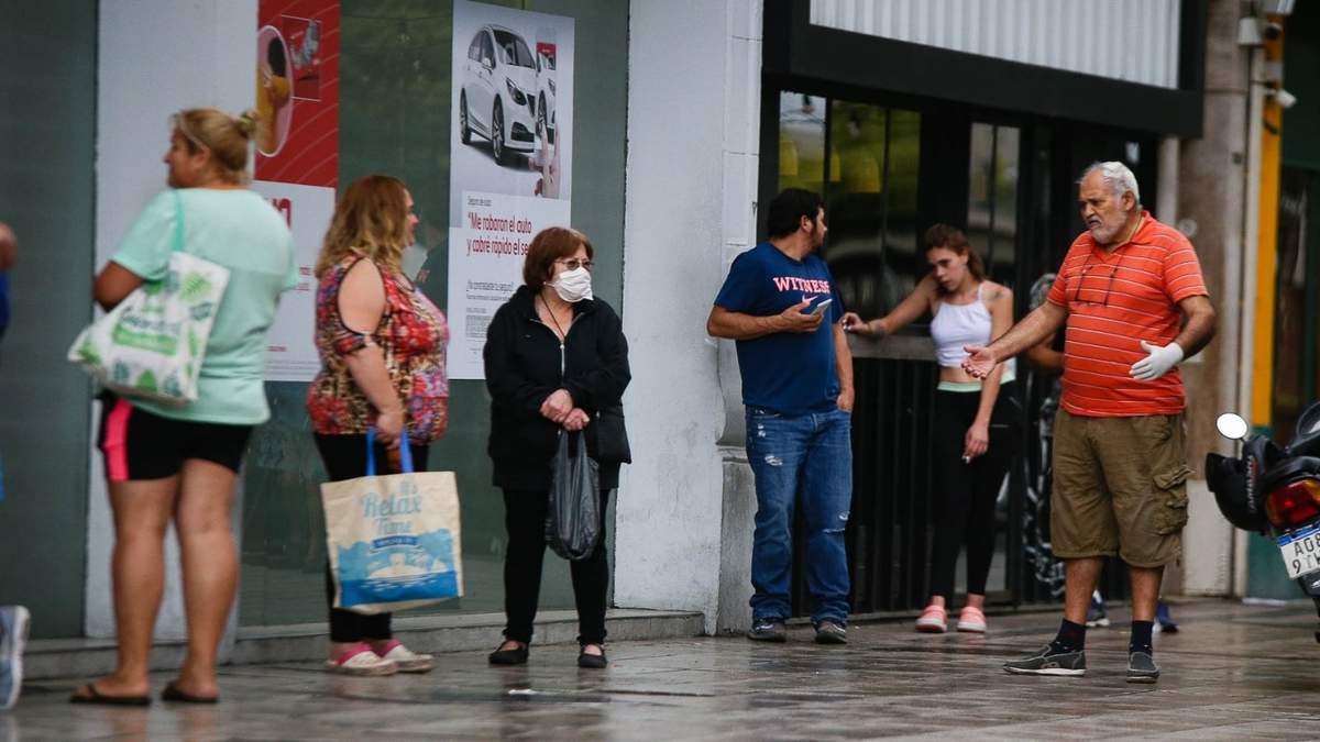 Largas filas en las sucursales. Fuente: (Twitter)