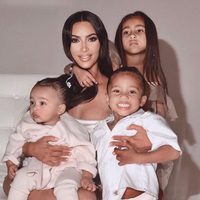 Los lujosos vestidos de diseñador que Kim Kardashian mandó a adaptar para North y Chicago West