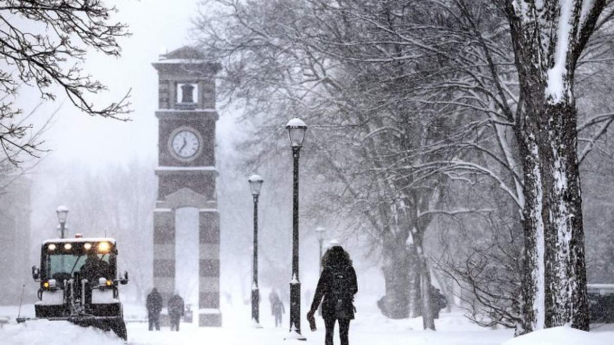 Estudiantes caminan en el campus de la Universidad de Wisconsin en La Crosse