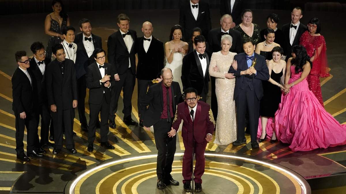 El elenco y el equipo de "Everything Everywhere All at Once" recibe el premio a mejor película en los Oscar