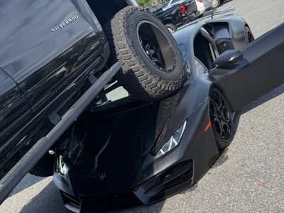 Mujer aplasta un Lamborghini con su camioneta en Florida (Video)