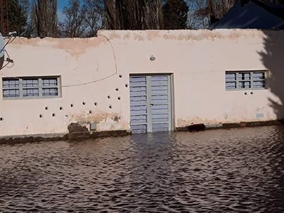 Tras la crecida del río, la Escuela 128 de Villa del Agrio lleva más de un mes sin clases