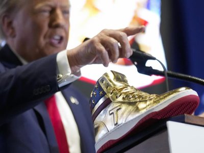 Trump promueve calzado deportivo de su marca por 399 dólares tras multas millonarias