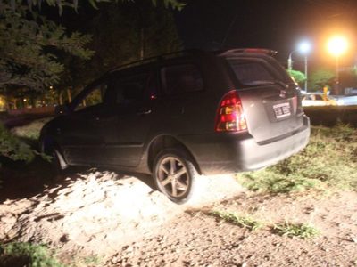 Una conductora intentó sortear una laguna pero quedó con el auto “en el aire”