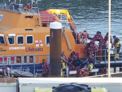 Mueren cuatro migrantes, incluido un niño de 2 años, al intentar cruzar el Canal de la Mancha