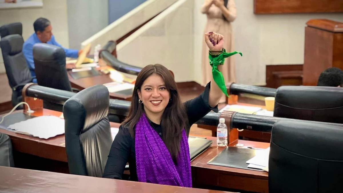 La diputada local morenista Nancy Jeanine García celebra la aprobación de la iniciativa