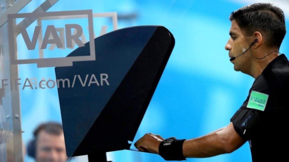 Árbitro revisando una jugada con el VAR