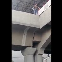 Hombre se lanza desde estación del metro en Monterrey y cae sobre un auto