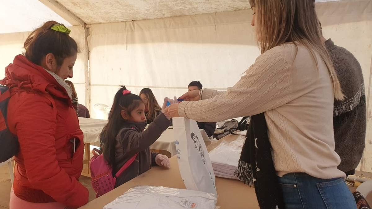 Entrega de kits escolares. Fuente: (Twitter)