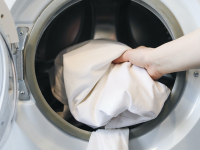 El truco de la abuela para quitarle las manchas a las fundas de almohadas blancas y dejarlas como nuevas
