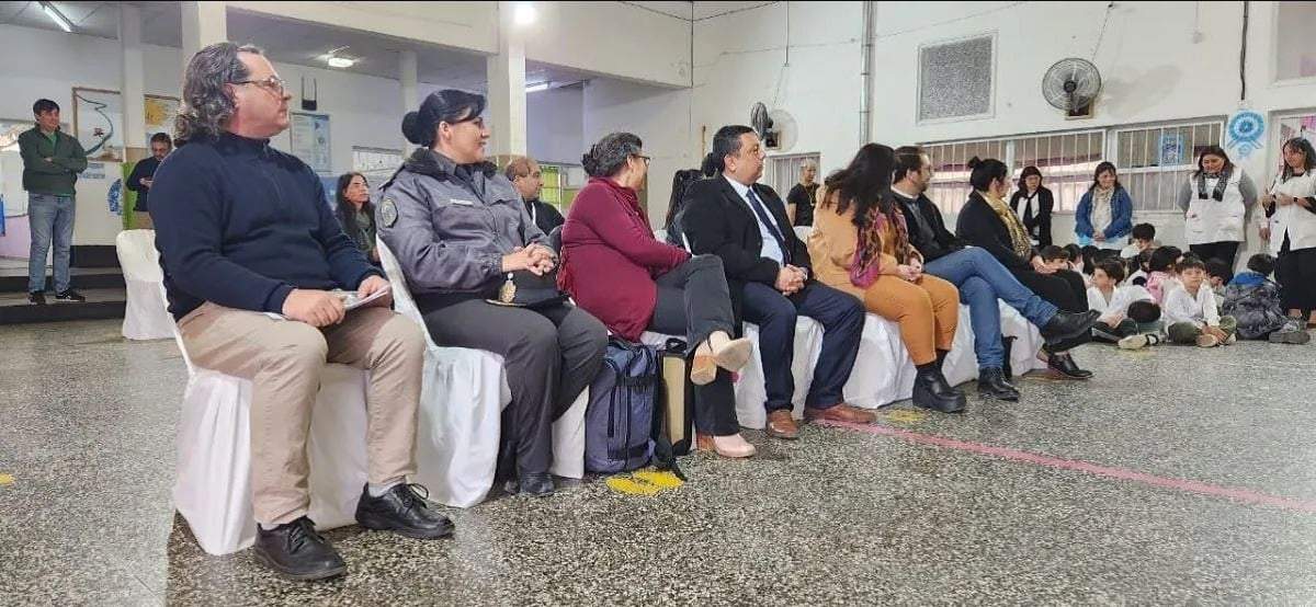 Funcionarios del gobierno y penitenciarios en la inauguración del aula digital en la Escuela 143 de Cutral Co. Fuente: (Noticias Nqn)