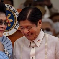 El hijo del dictador Marcos asumió la presidencia de Filipinas con alabanzas a su padre