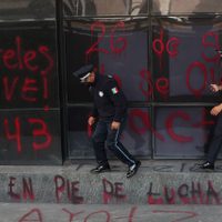 Normalistas de Ayotzinapa y Chiapas protestan en FGR con pintas y cohetones