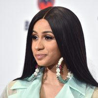 ¡Conmocionada! Cardi B se emociona hasta las lágrimas al ver la presentación de dos cantantes