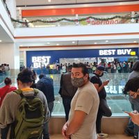 Aglomeraciones por venta de liquidación obligan a Best Buy a cerrar sus tiendas
