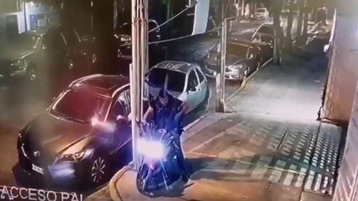 Captan a Gustavo saliendo del domicilio
