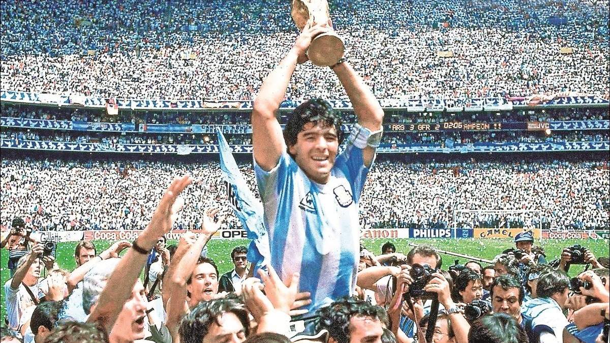 Maradona levantando la copa de México 86. Fuente: (Twitter)