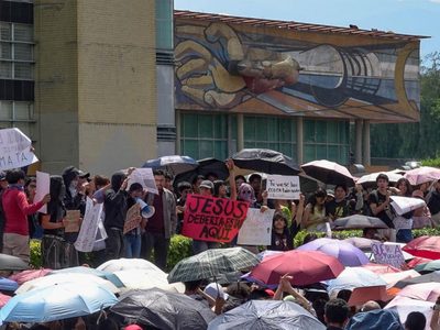 Marchan alumnos de la UNAM para exigir seguridad ante asesinato de estudiante en el CCH Sur