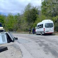 Milagro en la Ruta 40: un transformador cayó de un Camión y golpeó a una Combi