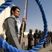 Ahorcan en Irán a “las hienas”, un grupo de hombres que violó a una alpinista frente a su esposo