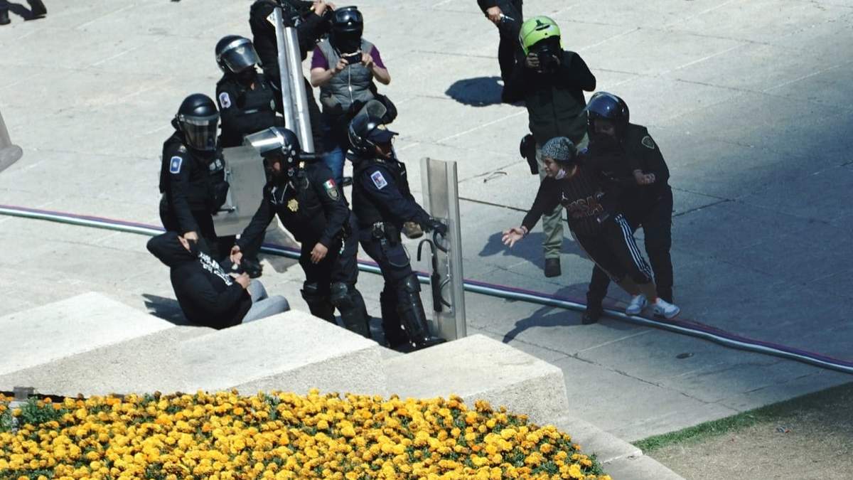 Mujeres cruzaron la valla del Ángel de la Independencia