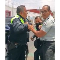 Exelemento de la Guardia Nacional golpea a agentes de tránsito que lo infraccionaron (Video)