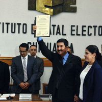 "Quitaremos al César lo que no es del César", advierte Corral al recibir constancia