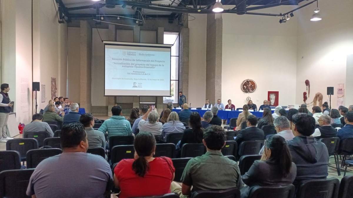 Funcionarios de la Semarnat en una reunión pública para hablar del proyecto Bypass Ensenada, el 12 de mayo