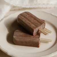 Paletas de chocolate saludables con 2 ingredientes: el postre helado para comer rico y sin culpas