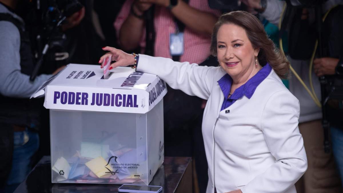 La ministra Yasmín Esquivel Mossa emitió su voto en la casilla número 4458, ubicada en Málaga 92, en la colonia Insurgentes Mixcoac