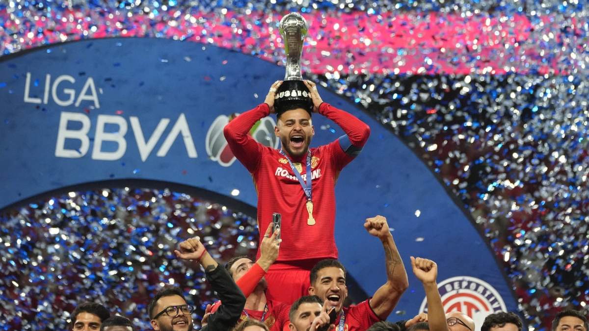 Alexis Vega alza el trofeo después de que el Toluca se coronara