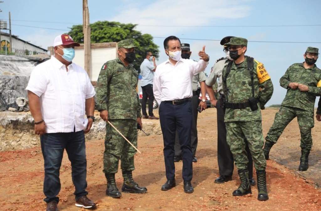 El mandatario durante un recorrido con militares
