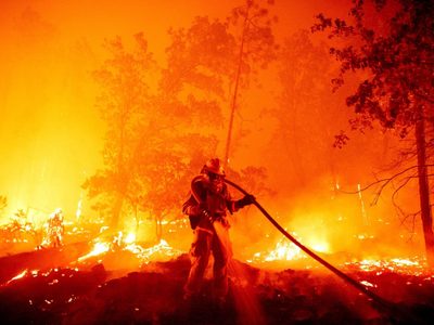 Irlanda del norte lucha para contener un voraz incendio forestal