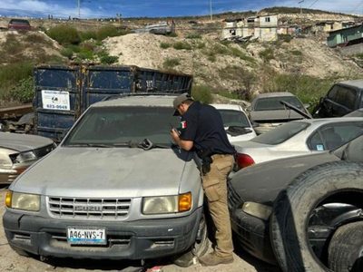 Fiscalía de BC asegura más de 200 vehículos en dos cateos en Tijuana