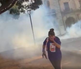 Con gas lacrimógeno y balas de goma, policías reprimen a mujeres durante el 8M en Oaxaca